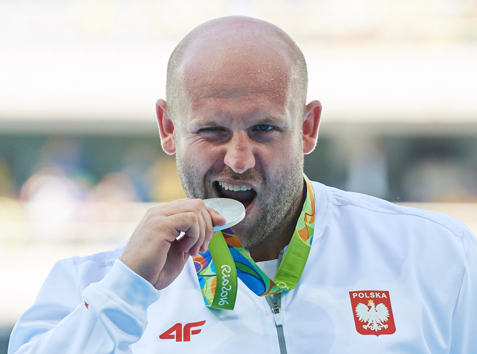 piotr-ma-achowski-sprzeda-sw-j-srebrny-medal-olimpijski-wspania-y